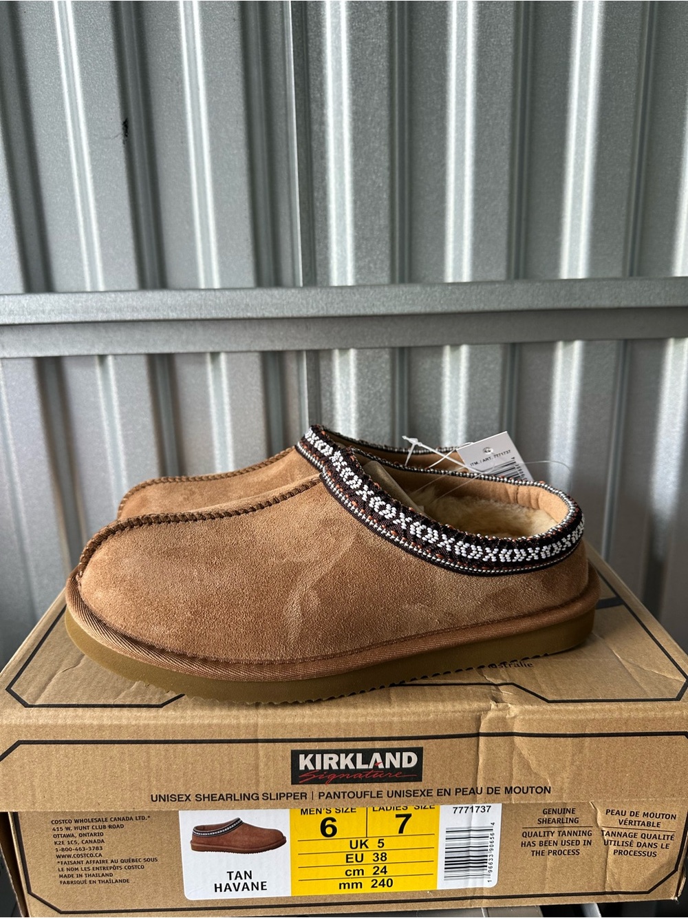 Kirkland unisex Tan Suede Shearling-Lined Slip-Ons men’s 6/ women’s 7